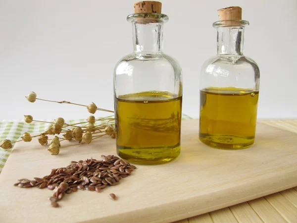 Aceite de linaza en botellas pequeñas — Foto de Stock