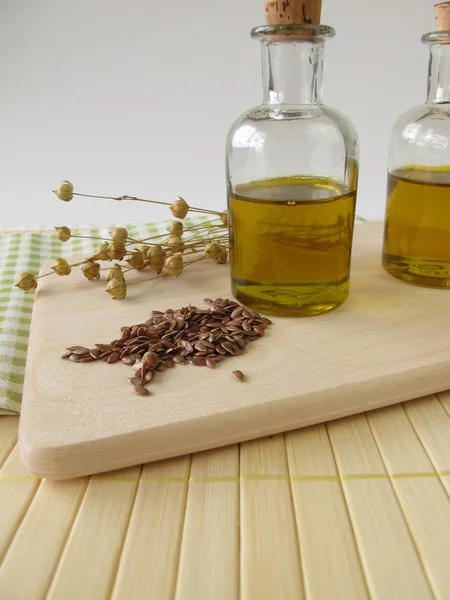 Aceite de linaza en botellas pequeñas — Foto de Stock