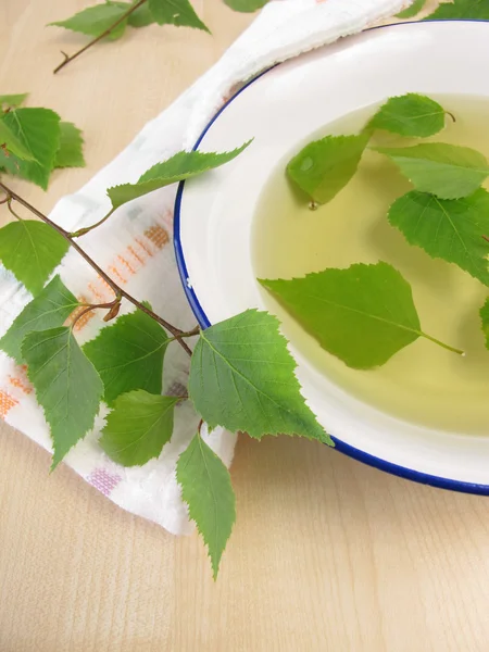 Baden thee met berken verlaat — Stockfoto