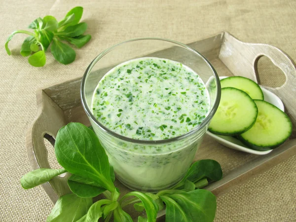 Frullato verde con insalata di mais e cetriolo — Foto Stock