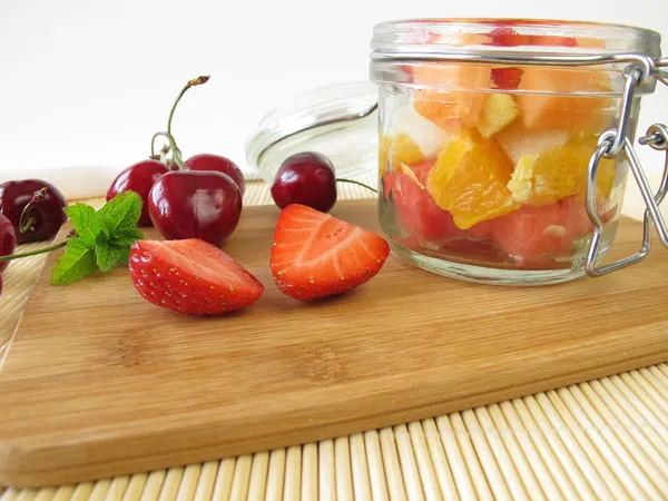 Salade de fruits dans le verre à emporter — Photo