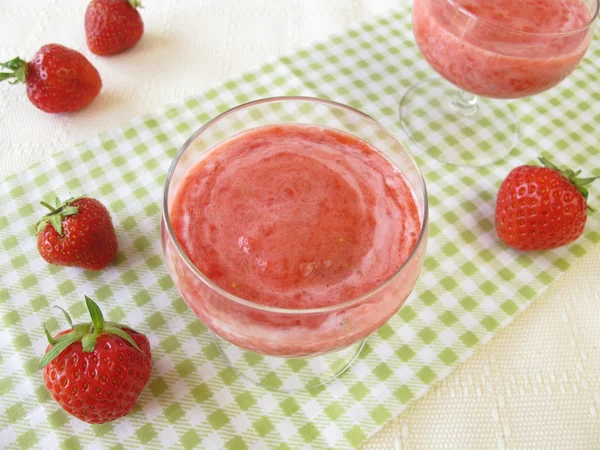小杯甜点中的草莓泡沫 — 图库照片