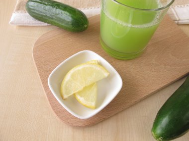 Limonlu salatalık suyu.