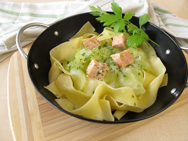 Pasta met komkommer en zalm in wok — Stockfoto