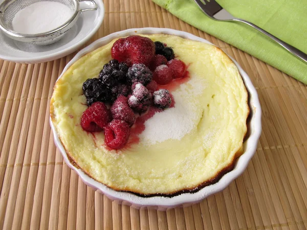 Pastel de queso pequeño sin tierra con bayas — Foto de Stock