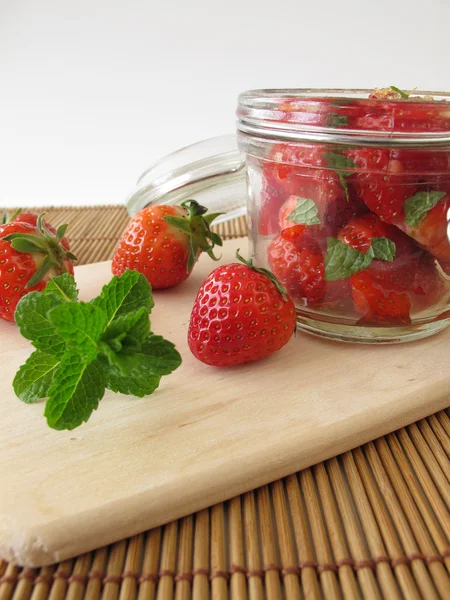 Erdbeeren mit Rohrohrzucker und Minze — Stockfoto