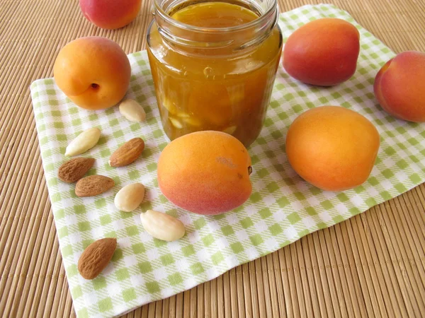 Hausgemachte Marillenmarmelade mit Mandeln — Stockfoto