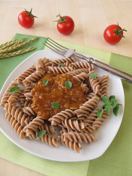 Pâtes complètes au noyau vert bolognaise — Photo