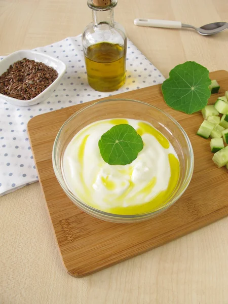 Yogurt with flaxseed oil — Stock Photo, Image