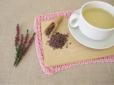 Kurutulmuş otlar ve çiçeklerden bitki çayı.