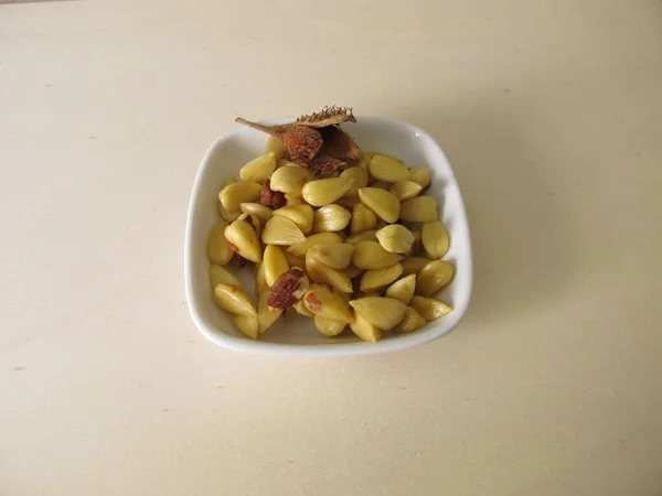Beechnuts Com Casca Sem Casco Uma Placa Madeira — Fotografia de Stock