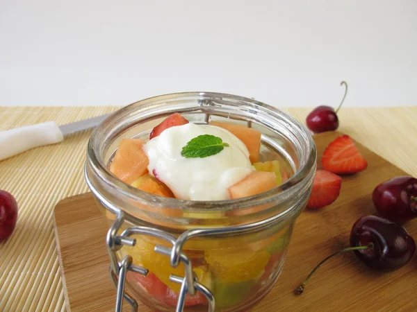 Fruits frais au yaourt dans un verre — Photo