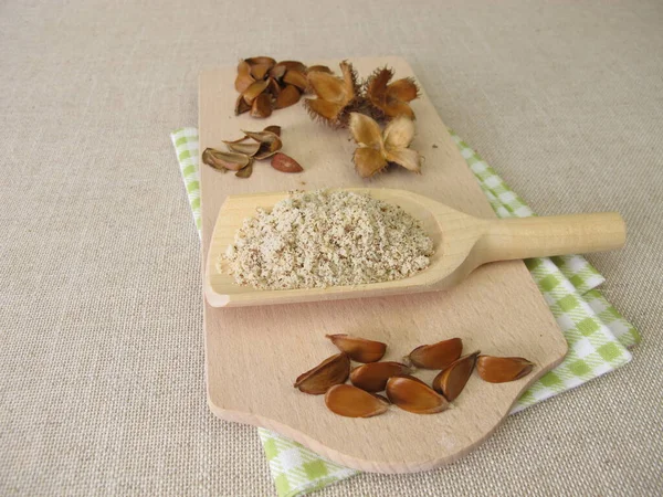 Zelfgemaakte Beukennoten Bloem Gemalen Beukenhout Een Houten Lepel — Stockfoto