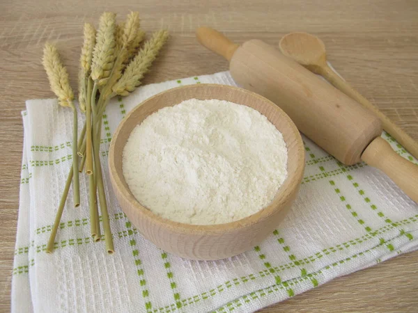 Farinha Trigo Fina Para Assar Uma Tigela Madeira Uma Colher — Fotografia de Stock