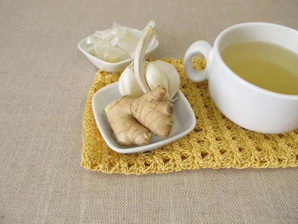 Eine Tasse Tee Mit Knoblauchschalen Und Ingwer — Stockfoto