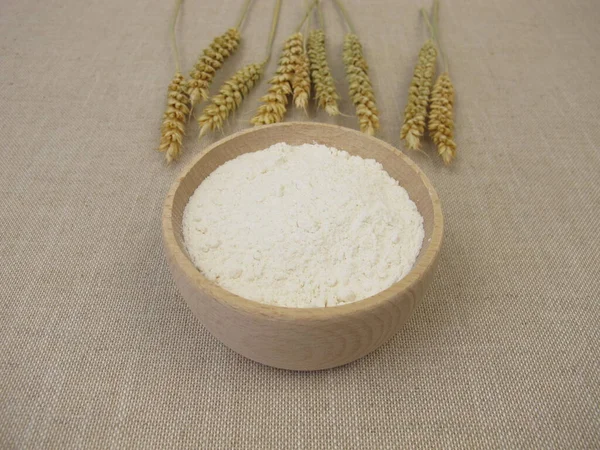 焼き菓子やパスタの製造のための木製のボウルに細かい小麦粉 — ストック写真