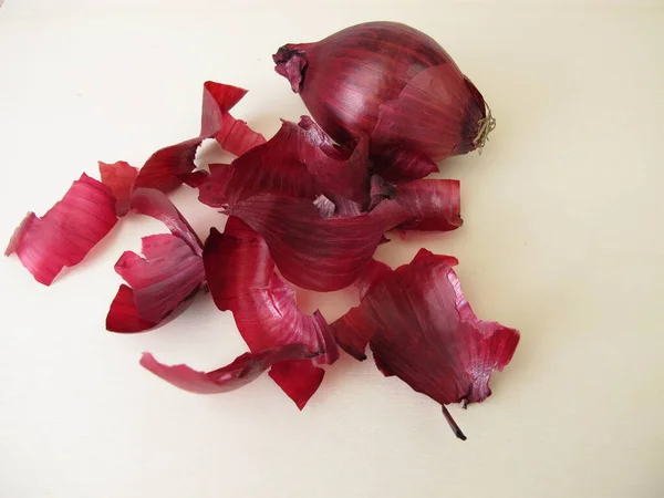 红洋葱皮用于茶 染色复活节彩蛋或用作植物肥料 — 图库照片