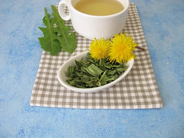 Чашка Чая Одуванчиками Сушеных Листьев Одуванчика — стоковое фото