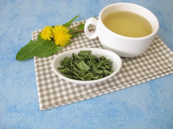 Eine Tasse Löwenzahntee Aus Getrockneten Löwenzahnblättern — Stockfoto