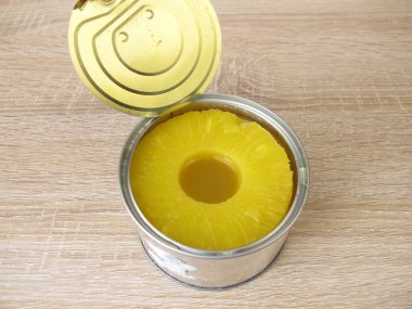 Meyve suyunda bir kutu ananas dilimi