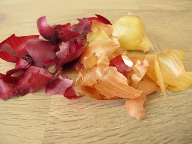 Çay için kırmızı ve kahverengi soğan kabuğu, bir renklendirici ya da bitki gübresi olarak.