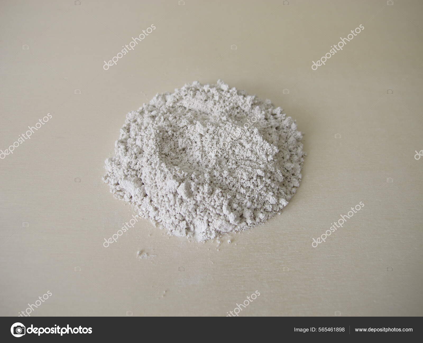 White Slurry Chalk Powder Peeling Mask Wooden Board Stock Photo by  ©HeikeRau 565461898
