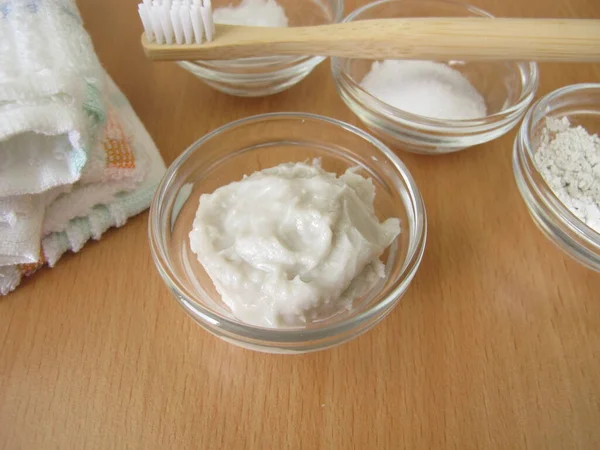 自制牙膏 用椰子油 木糖醇和粉笔粉制成 — 图库照片