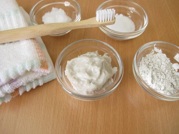 ココナッツオイル キシリトール チョークパウダーと自家製歯磨き粉 — ストック写真