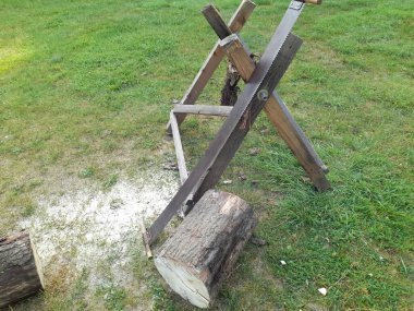 Bir düğün için ağaç gövdesi, ağaç gövdesi, testere ve testere ile gelin çiftler için gelenek