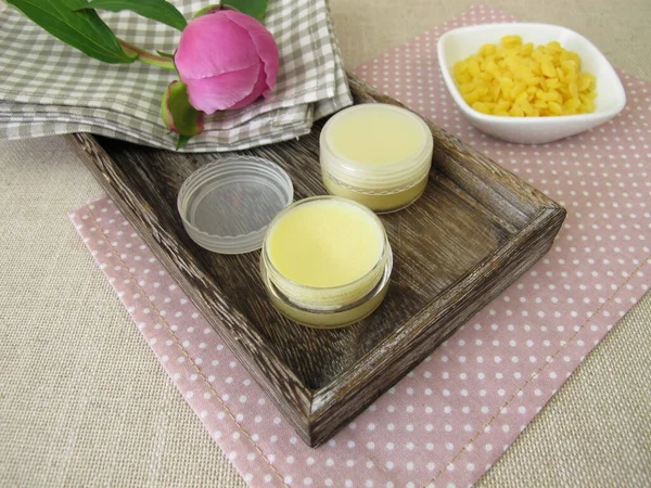 Homemade Lip Balm Beeswax — стоковое фото