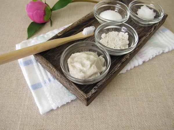 ココナッツオイル キシリトール チョークパウダーの3つの成分から自家製歯磨き粉 — ストック写真