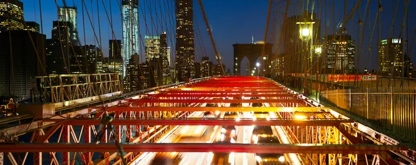 布鲁克林大桥夜交通 — 图库照片