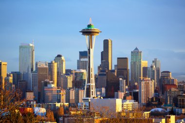 Space Needle ile Seattle siluetinin gün batımı görünümü