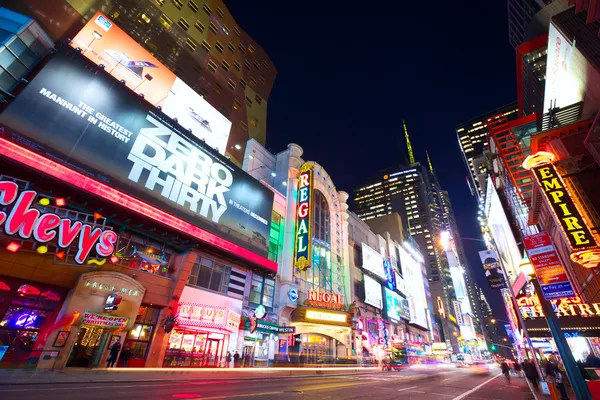 Calle 42 de Nueva York por la noche Fotos de stock