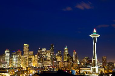 Alacakaranlıkta Seattle silueti