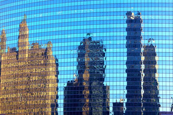 Reflektioner av skyskrapor — Stockfoto