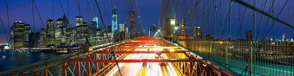 布鲁克林大桥全景与交通 — 图库照片