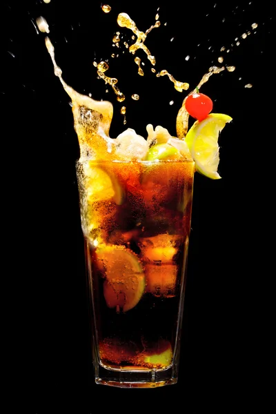 Stänk Kuba libre cocktail — Stockfoto