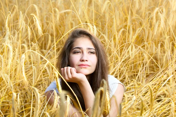 Meisje in tarweveld — Stockfoto