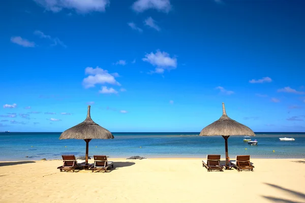 Spiaggia di sabbia tropicale — Foto Stock