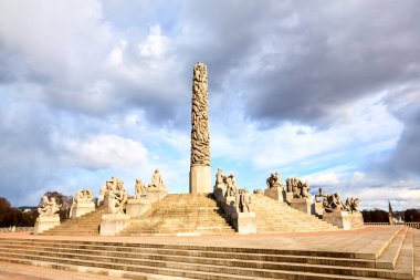 Oslo, Norveç - 30 Mart 2022: İnsan duyguları parkı Gustav Vigeland 'ın Frogner Park' ında 14 metrelik heykel