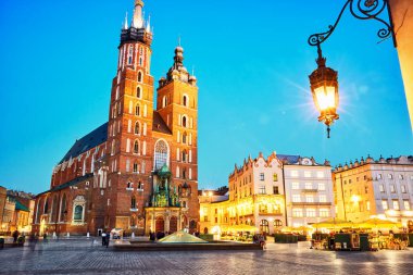 St. Mary Bazilikası ile Pazar Meydanı, Krakow, Polonya