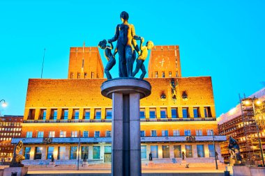 Oslo, Norveç'te alacakaranlıkta Belediye Binası Radhuset