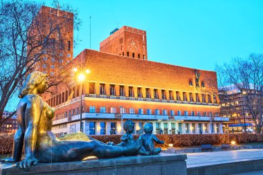 Oslo Belediyesi önünde heykel Akşam karanlığında Radhuset, Norveç