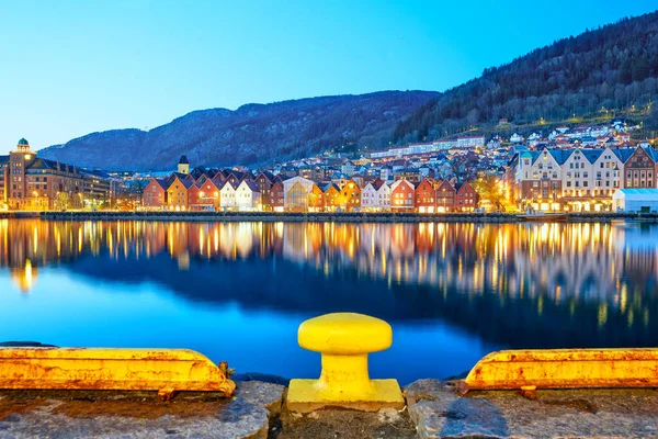 位于挪威卑尔根的著名的布里根 老码头和传统木制建筑 — 图库照片
