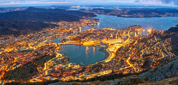 Norveç Bergen Şehrinin Alacakaranlıktaki Hava Manzarası — Stok fotoğraf