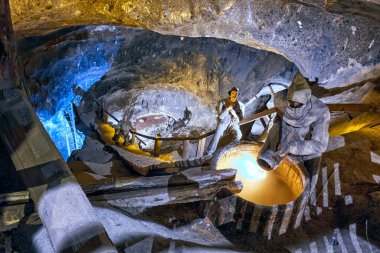 Wieliczka, Polonya - 21 Mart 2022: Wieliczka Tuz Madeni 'nde çalışan mankenlerle temas