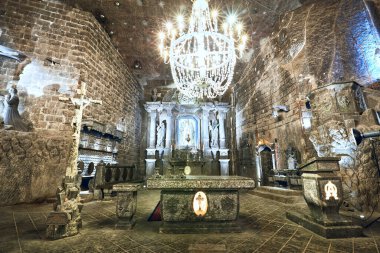 Wieliczka, Polonya - 21 Mart 2022: Wieliczka tuz madenindeki St. Kinga Kilisesi sunağı 13. yüzyılda açıldı