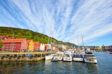 Bergen, Norveç - 16 Mayıs 2022: Hanseatic Rıhtımı ve Bryggen sokağı