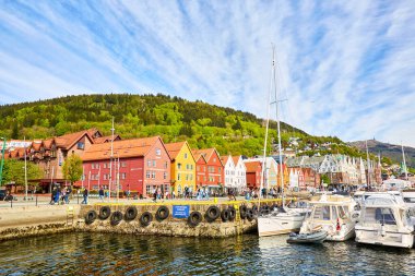 Bergen, Norveç - 16 Mayıs 2022: Kalabalık ve yatlarla ünlü Bryggen hanseatic iskelesi